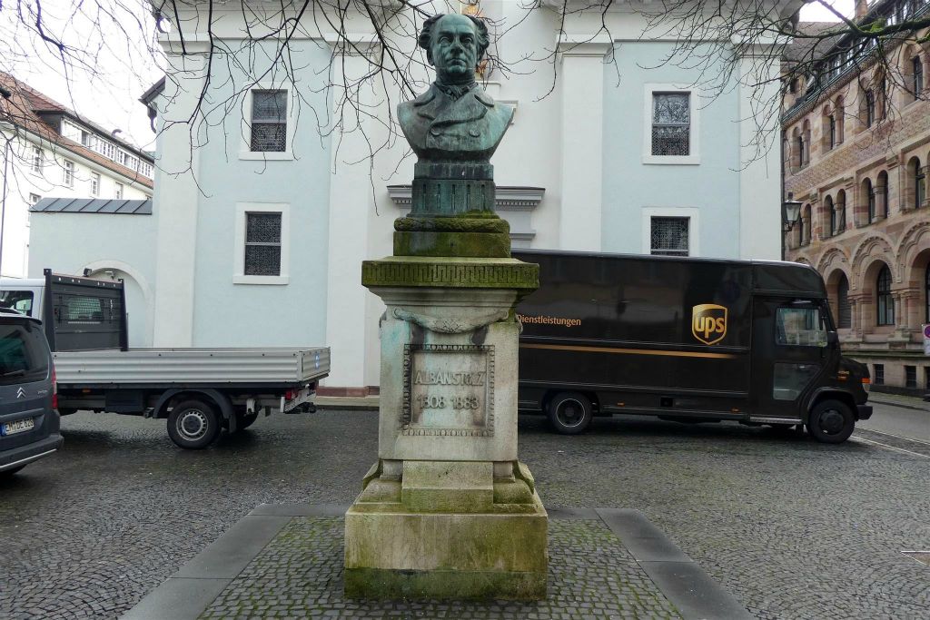 FREIBURG - een standbeeld ter ere van de rooms-katholieke theoloog Alban Stolz (1808-1883)