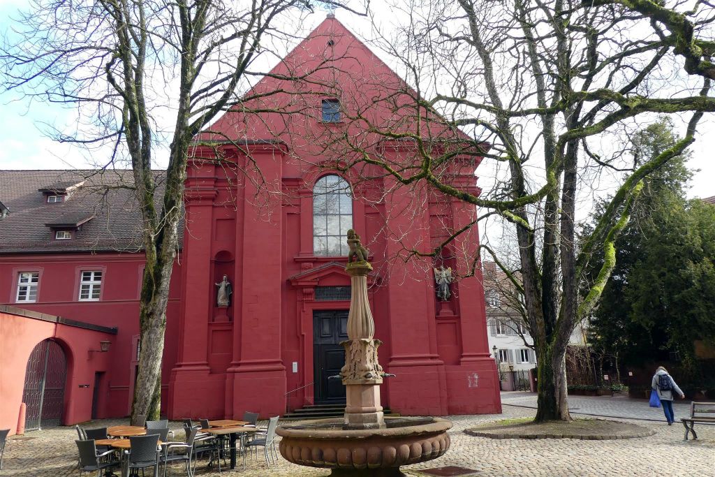 FREIBURG - de gans fontein voor de Adelhauser kerk van de Annunciatie en St. Katharina