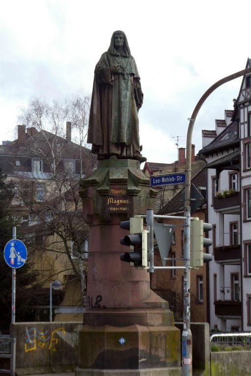 FREIBURG - een standbeeld ter ere van de Duitse geleerde Albertus Magnus