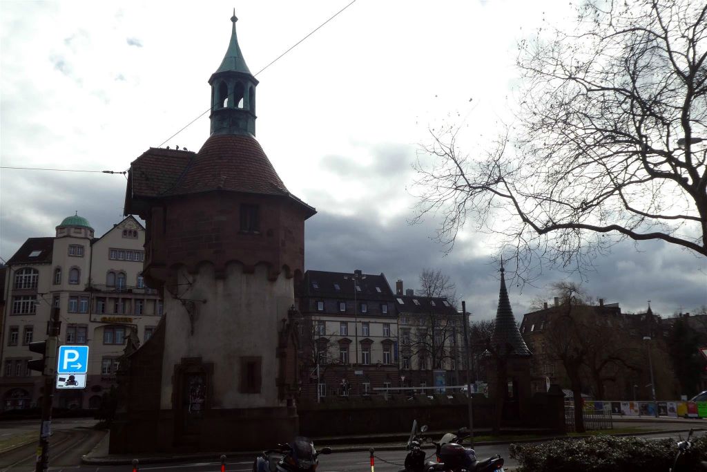 FREIBURG - de Noord-toren met fontein huis van de brug Schwabentorbrücke